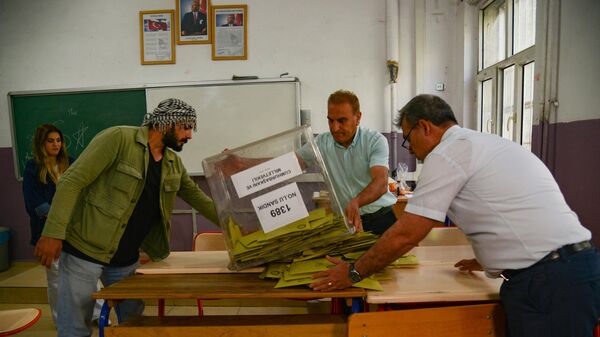 Подсчет голосов на избирательном участке в Диярбакыре