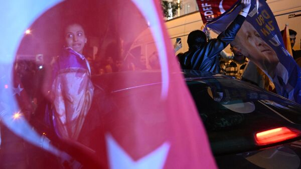 Участница митинга сторонников действующего президента Турции Реджепа Тайипа Эрдогана перед штаб-квартирой AK parti (турецкая правящая Партия справедливости и развития) в Стамбуле