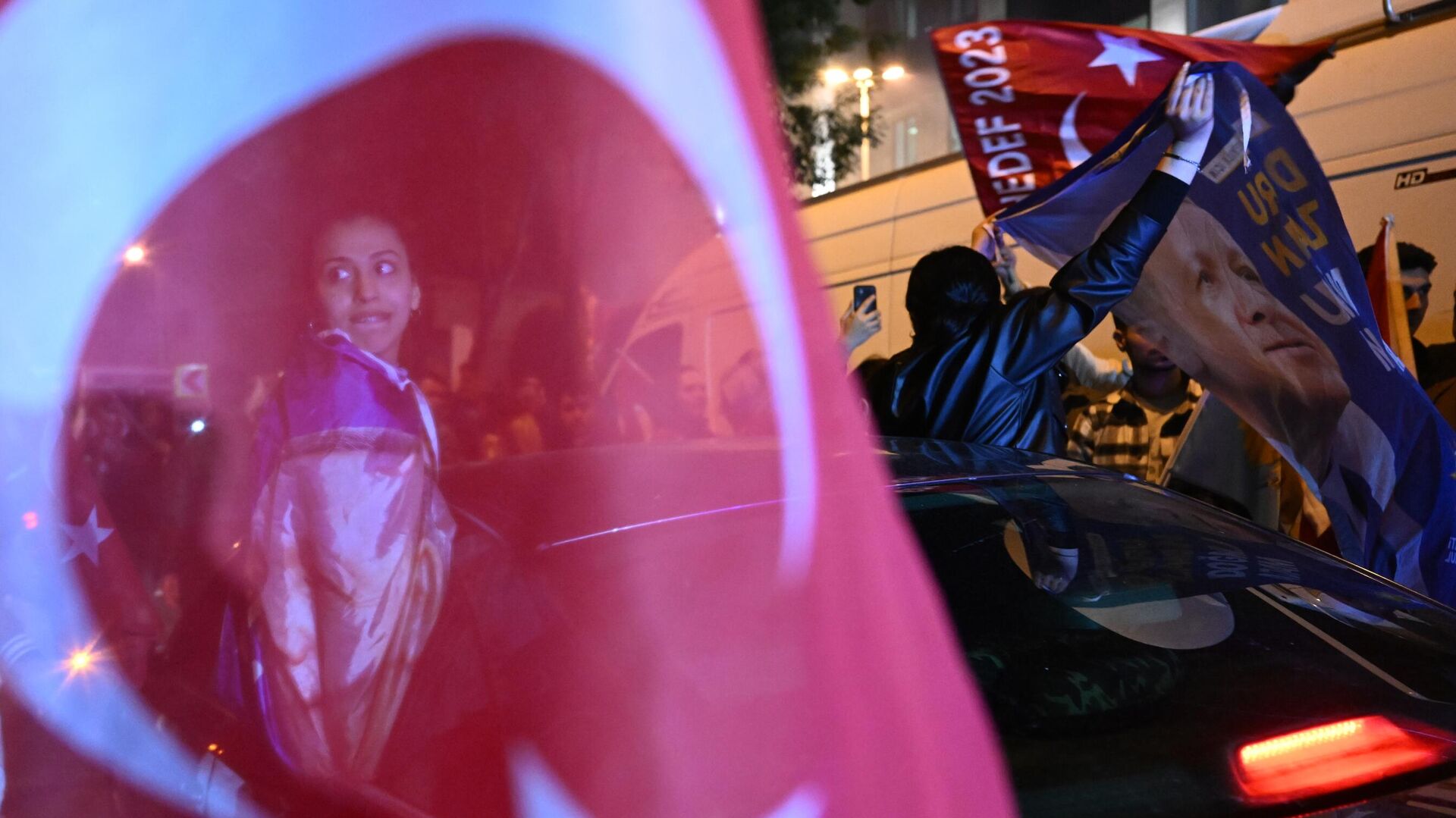 Участница митинга сторонников действующего президента Турции Реджепа Тайипа Эрдогана перед штаб-квартирой AK parti (турецкая правящая Партия справедливости и развития) в Стамбуле - РИА Новости, 1920, 15.05.2023