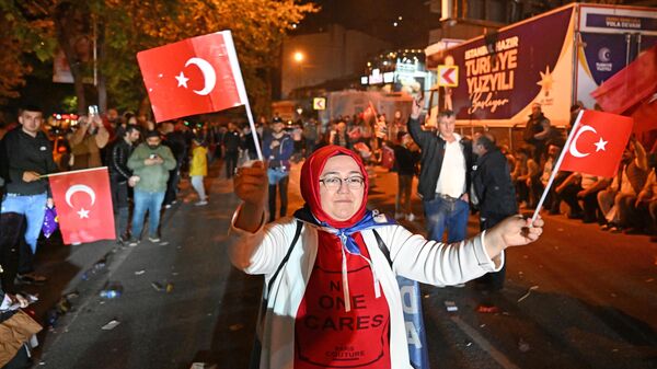 Участница митинга сторонников действующего президента Турции Реджепа Тайипа Эрдогана