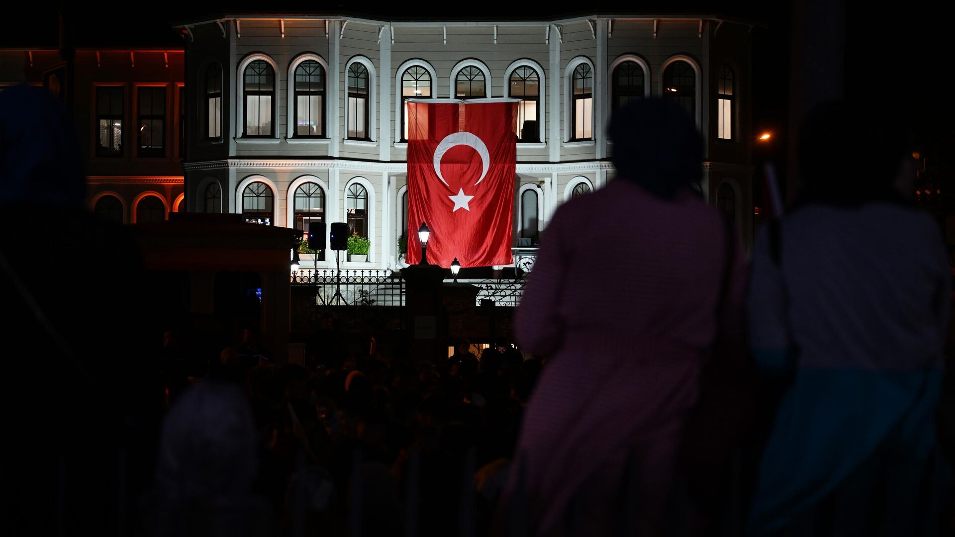 Митинг сторонников президента Турции Реджепа Тайипа Эрдогана около его дома в Стамбуле - РИА Новости, 1920, 29.05.2023