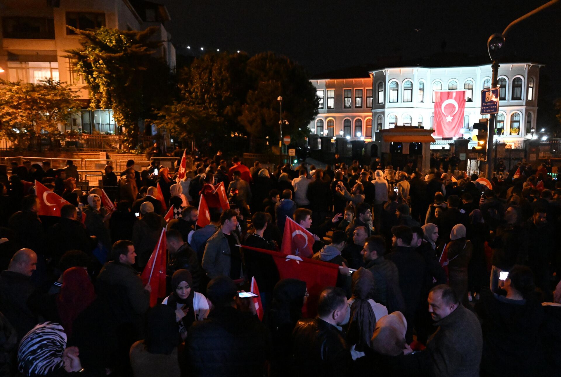 Митинг сторонников президента Турции Реджепа Тайипа Эрдогана около его дома в Стамбуле - РИА Новости, 1920, 01.04.2024