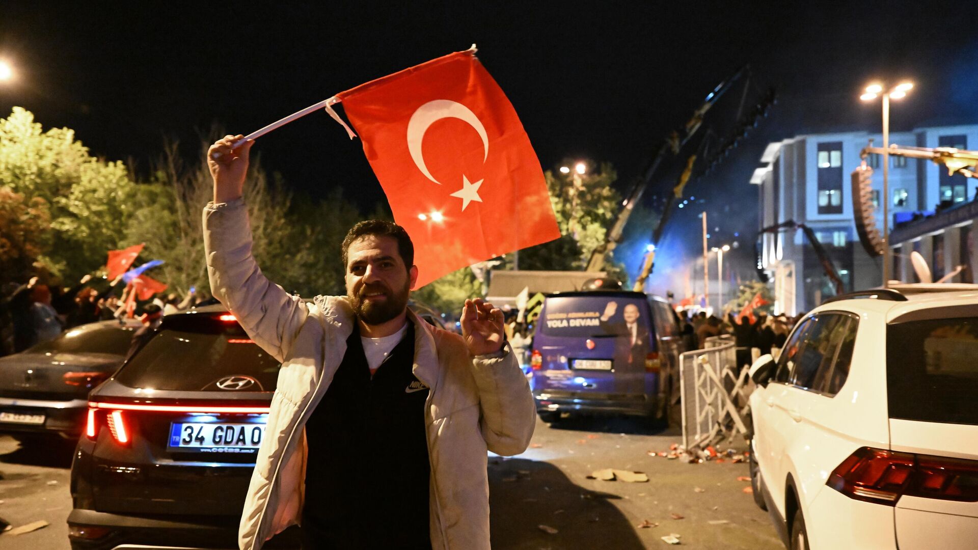 Участник митинга сторонников действующего президента Турции Реджепа Тайипа Эрдогана перед штаб-квартирой AK parti (турецкая правящая Партия справедливости и развития) в Стамбуле - РИА Новости, 1920, 18.05.2023