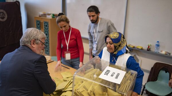 Сотрудники избирательной комиссии подсчитывают бюллетени на избирательном участке в Стамбуле