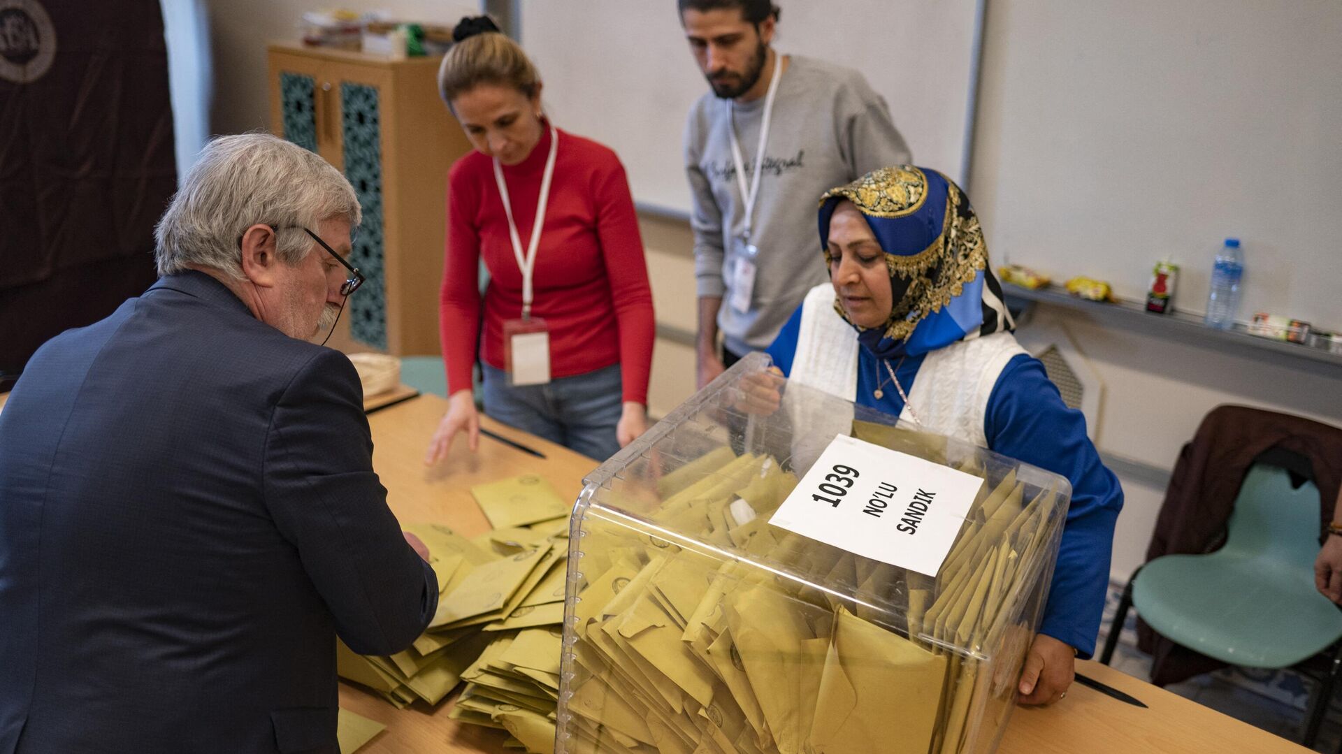 Сотрудники избирательной комиссии подсчитывают бюллетени на избирательном участке в Стамбуле - РИА Новости, 1920, 15.05.2023