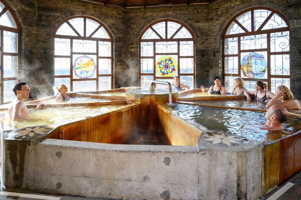 Люди принимают термальные ванны в Курильске