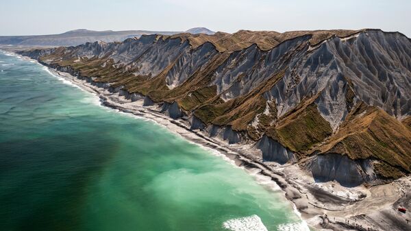 Белые скалы на острове Итуруп в Сахалинской области