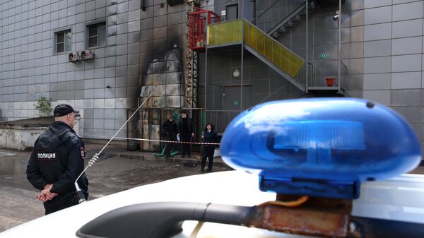 Сотрудники правоохранительных органов на месте пожара в магазине Перекрёсток на бульваре Адмирала Ушакова в Москве. 15 мая 2023