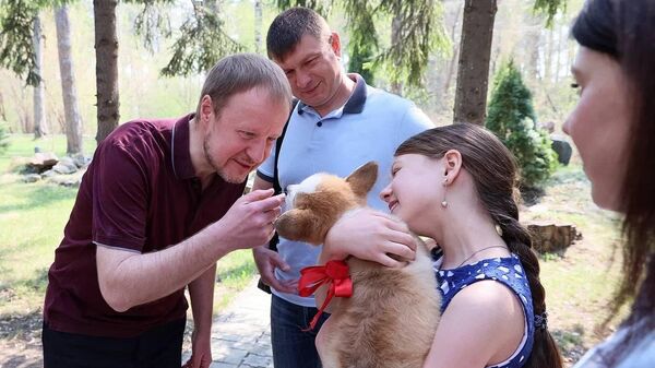 Губернатор Алтайского края Виктор Томенко дарит щенка девочке Милане,  Рубцовск