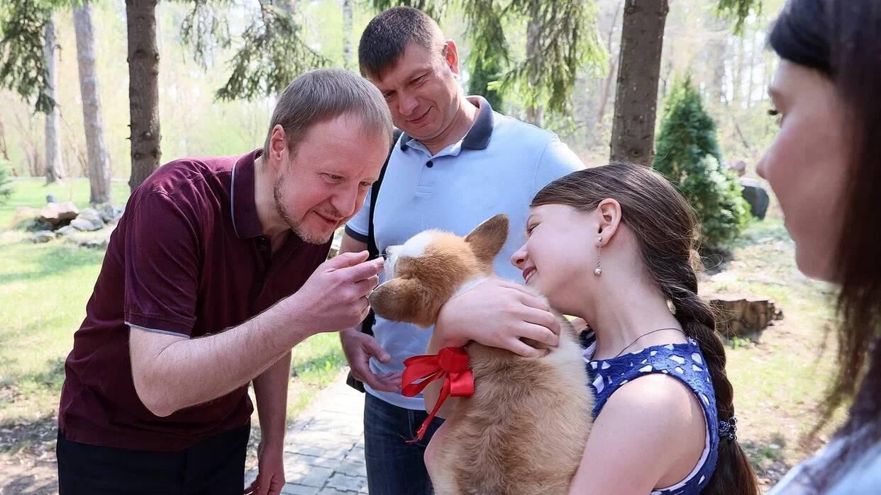 Губернатор Алтайского края Виктор Томенко дарит щенка девочке Милане,  Рубцовск - РИА Новости, 1920, 15.05.2023