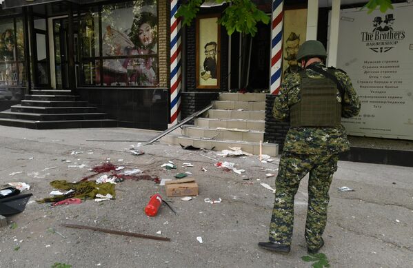 Место взрыва в барбершопе в Луганске