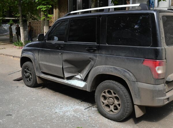 Поврежденный автомобиль на месте взрыва в Луганске
