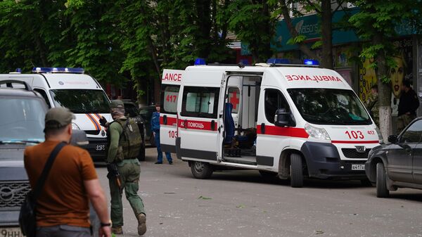 Автомобили скорой медицинской помощи на месте взрыва в барбершопе в Луганске