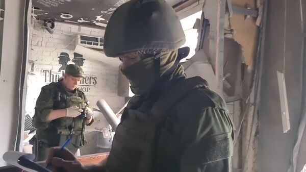 Следователи СК РФ работают на месте взрыва в луганском барбершопе