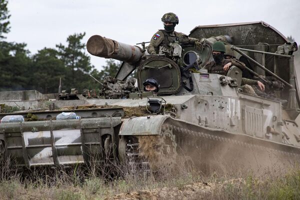 240-мм миномет артиллерии Резерва Верховного Главнокомандования 2С4 Тюльпан выдвигается на позицию на Херсонском направлении 240-мм миномет артиллерии Резерва Верховного Главнокомандования 2С4 Тюльпан выдвигается на позицию на Херсонском направлении