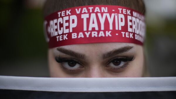 Сторонники Реджепа Тайипа Эрдогана у штаб-квартиры Партии справедливости и развития в Стамбуле