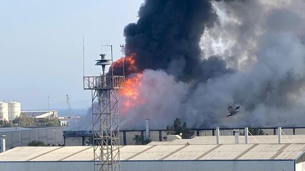 Пожар в здании верфи в порту турецкой Антальи