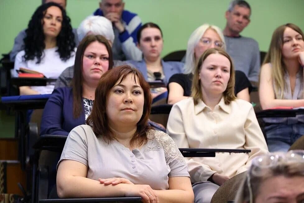 В Великом Новгороде стартовало четырехдневное обучение социальных координаторов для работы в филиалах фонда Защитники Отечества - РИА Новости, 1920, 15.05.2023