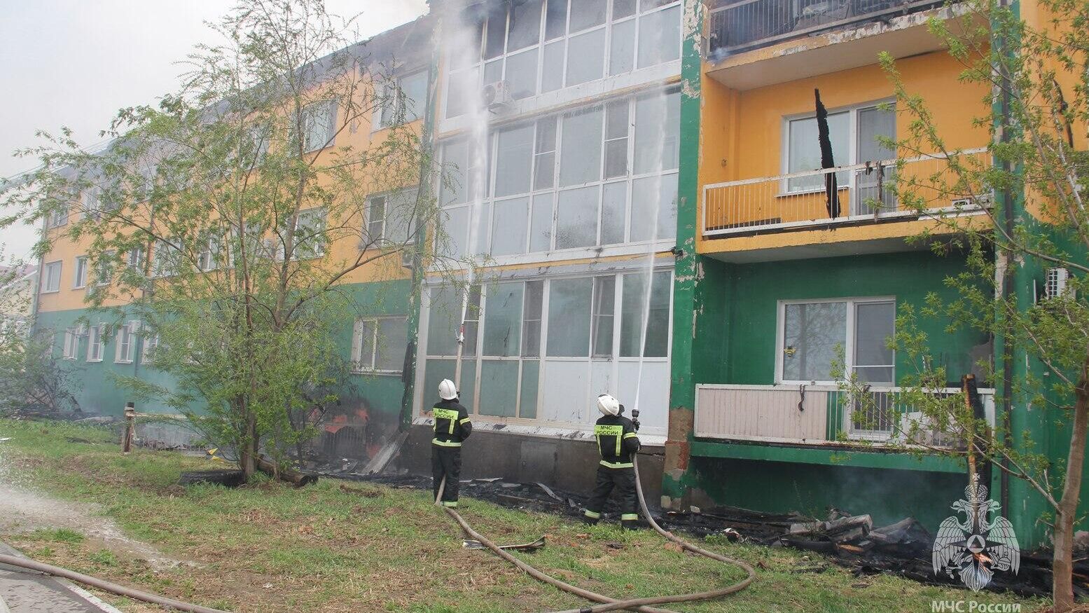 Ликвидация пожара в жилом доме в селе Тополево Хабаровского края - РИА Новости, 1920, 16.05.2023