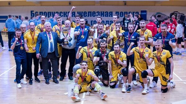 Волейболисты ВК Шахтер (Солигорск) праздную победу в Кубке Белоруссии