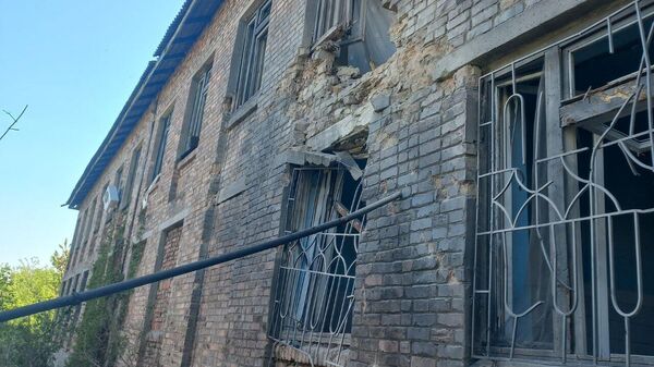 Поврежденная обстрелом поликлиника в поселке станции Никитовка в Горловке