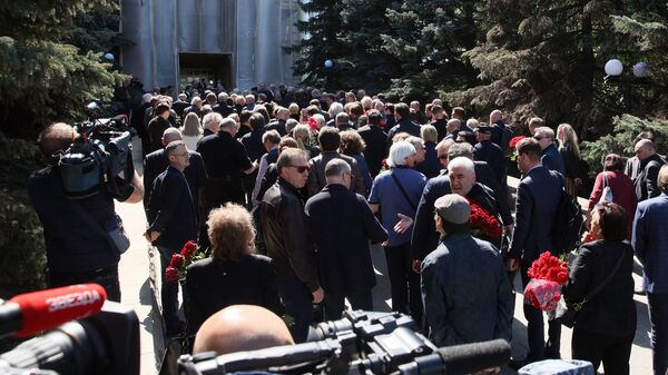 Люди перед церемонией прощания с президентом Национальной ассоциации телерадиовещателей Эдуардом Сагалаевым