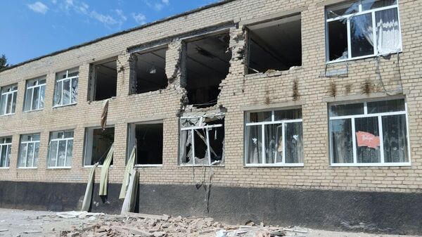 Последствия обстрела школы в поселке Красный Партизан со стороны ВСУ