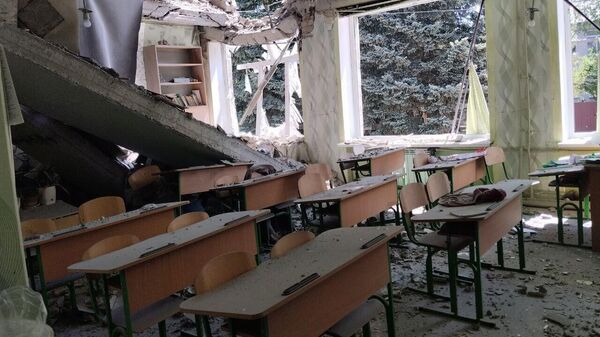 Последствия обстрела школы в поселке Красный Партизан со стороны ВСУ