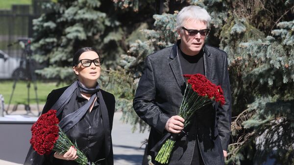Director, producer Alexander Strizhenov with his wife, actress and TV presenter Ekaterina, before the farewell ceremony at the Troyekurovo funeral home of Eduard Sagalaev, President of the National Broadcasters Union.