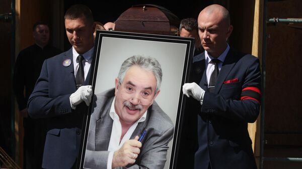 Removal of the coffin with the body of Eduard Sagalaev, head of the National Association of Broadcasters, after the farewell ceremony at the Troyekurovo funeral home The removal of the coffin with the body of Eduard Sagalaev, head of the National Broadcasters Union, after the farewell ceremony at the Troyekurovo funeral home
