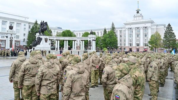Башкирский добровольческий батальон во время церемонии отправки на боевое слаживание в Уфе