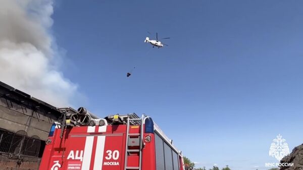 Вертолет К-32 Московского авиационного центра во время тушения пожара в Москве