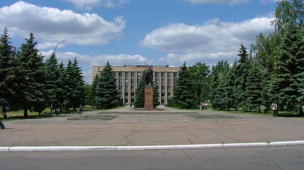 Сквер и памятник В.И.Ленину перед горсоветом в Красном Луче