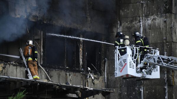 Пожарные тушат возгорание в бизнес-центре Гранд Сетунь плаза на западе Москвы
