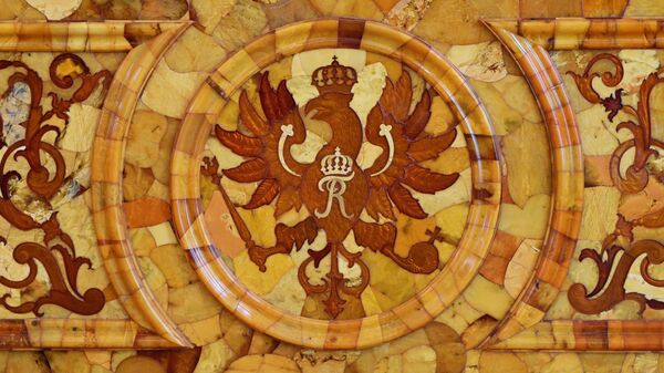 Один из элементов декора Янтарной комнаты на территории Государственного музея-заповедника Царское Село в Пушкине