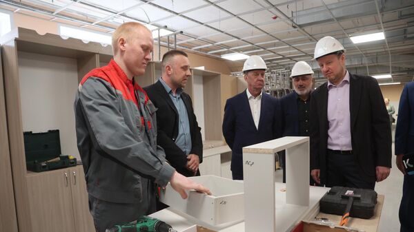 Губернатор Алтайского края Виктор Томенко осмотрел строящуюся школу в барнаульском поселке Спутник