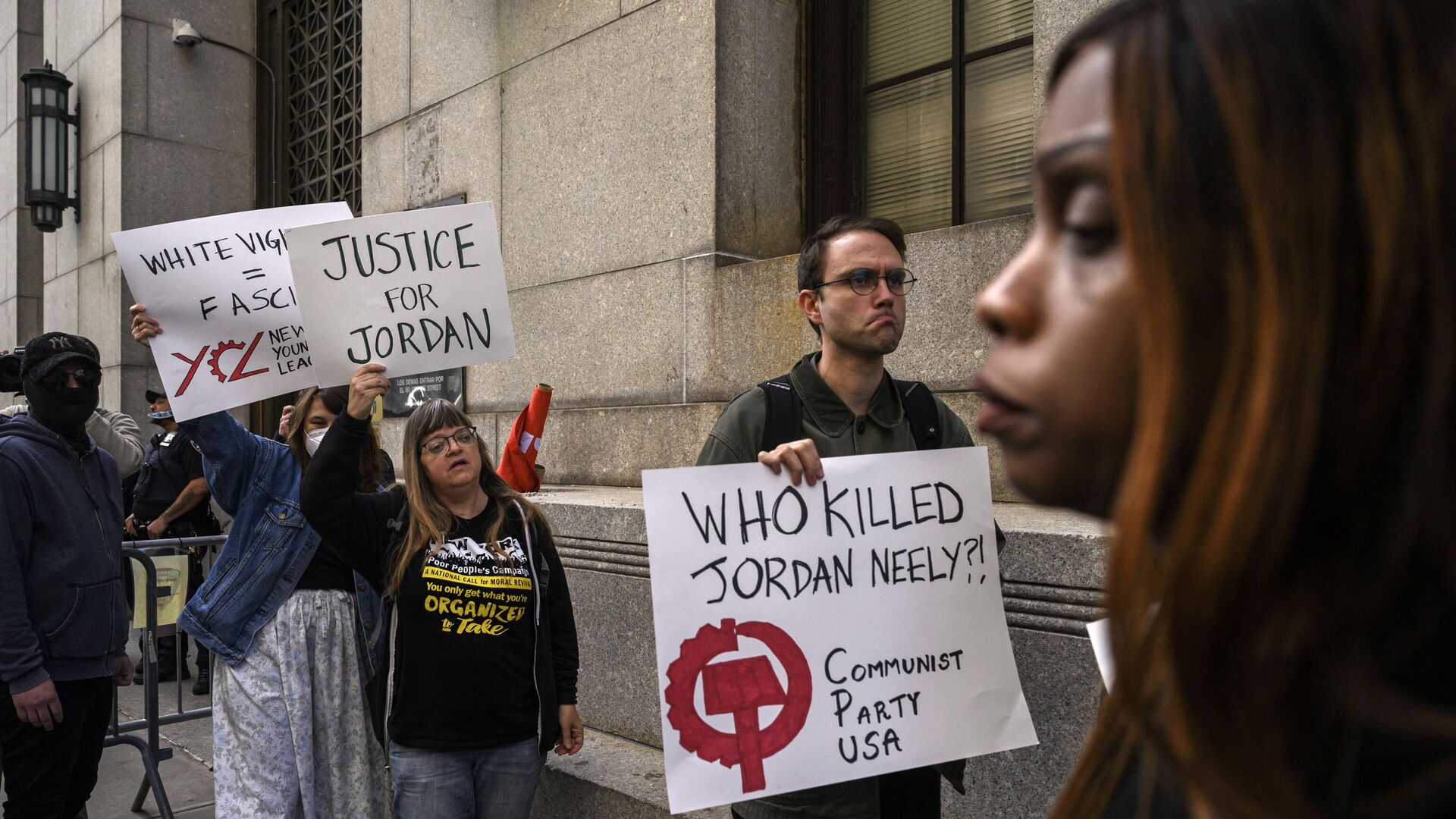 Активисты во время акции протеста Правосудие для Джордана Нили возле офиса окружного прокурора Элвина Брэгга в Нью-Йорке - РИА Новости, 1920, 17.05.2023