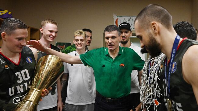 Главный тренер БК УНИКС Велимир Перасович (в центре) во время празднования победы в финальном матче Единой лиги ВТБ сезона 2022/23 между БК УНИКС (Казань, Россия) и БК Локомотив-Кубань (Краснодар, Россия).