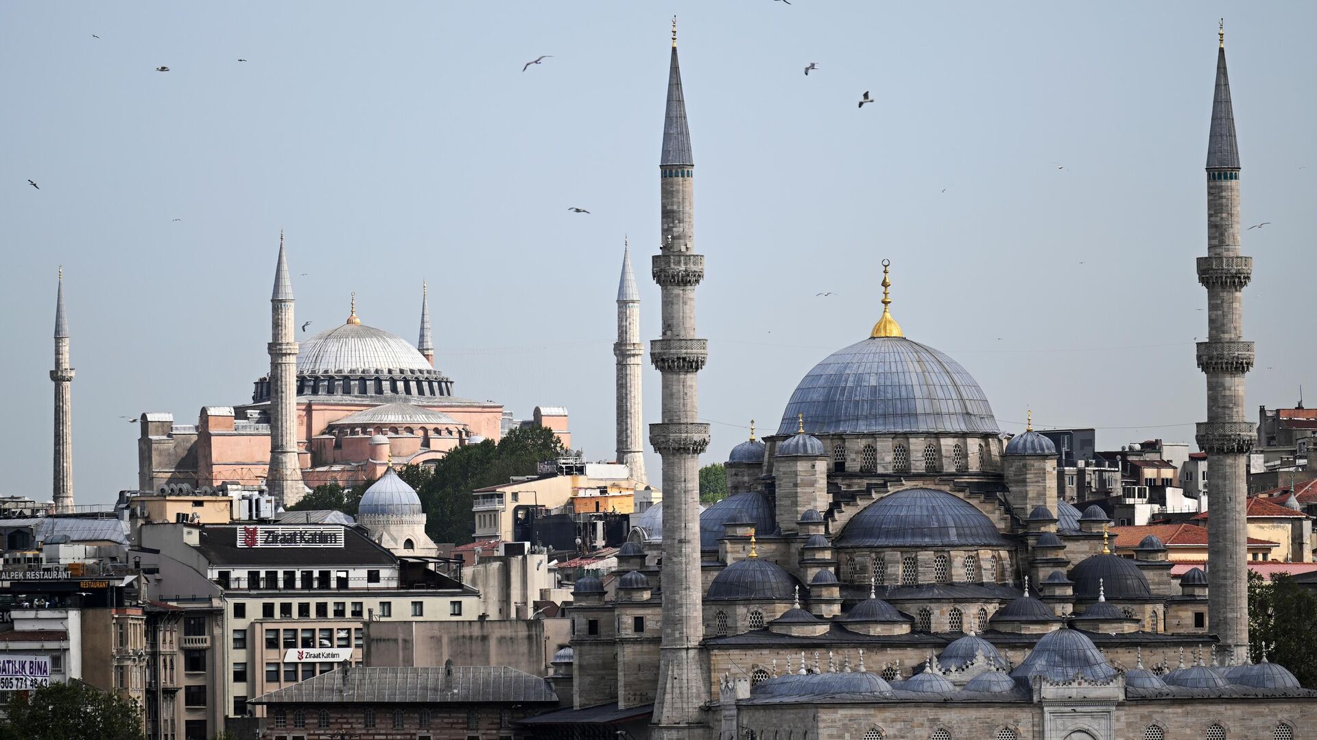 Вид на мечеть Айя-София и Новую мечеть в Стамбуле - РИА Новости, 1920, 15.01.2024