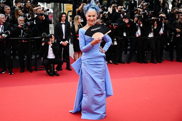 Британская актриса Хелен Миррен прибывает на церемонию открытия и показ фильма Жанна Дюбарри во время 76-го Каннского кинофестиваля в Каннах, 16 мая 2023 года
