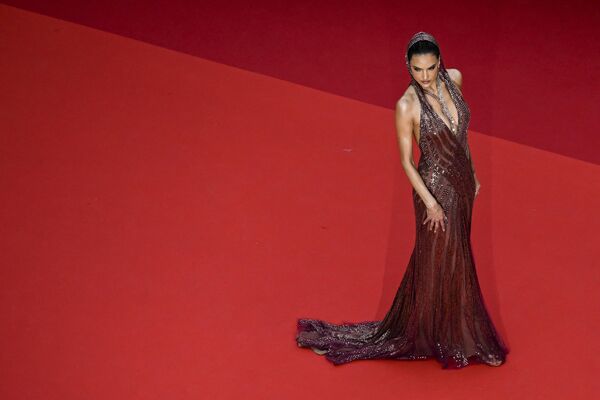 Бразильская модель Алессандра Амбросио прибывает на церемонию открытия и показ фильма Жанна Дюбарри во время 76-го Каннского кинофестиваля в Каннах, 16 мая 2023 года