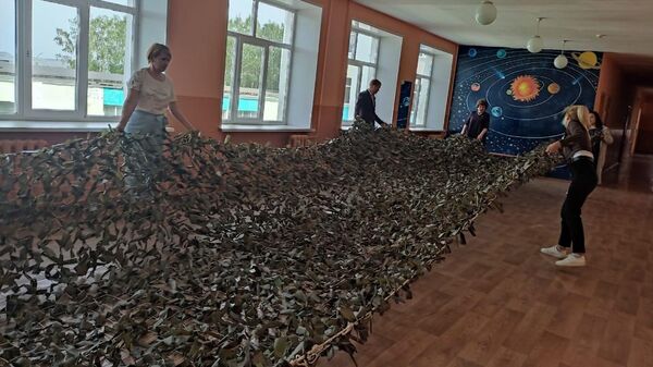 Учителя башкирского лицея плетут маскировочные сети для бойцов в СВО