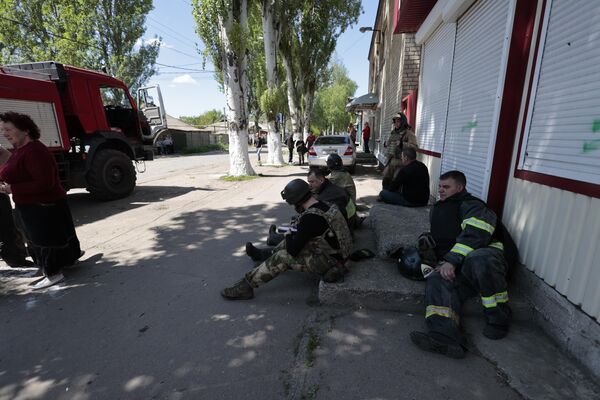 Сотрудники пожарной охраны МЧС России возле магазина в Куйбышевском районе Донецка, частично разрушенного в результате обстрела ВСУ