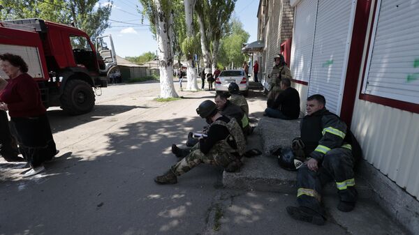 Сотрудники пожарной охраны МЧС России возле магазина в Куйбышевском районе Донецка, частично разрушенного в результате обстрела ВСУ
