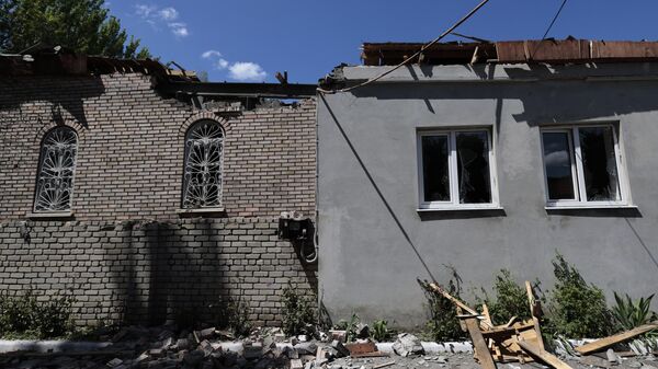 Магазин в Куйбышевском районе Донецка, частично разрушенный в результате обстрела ВСУ