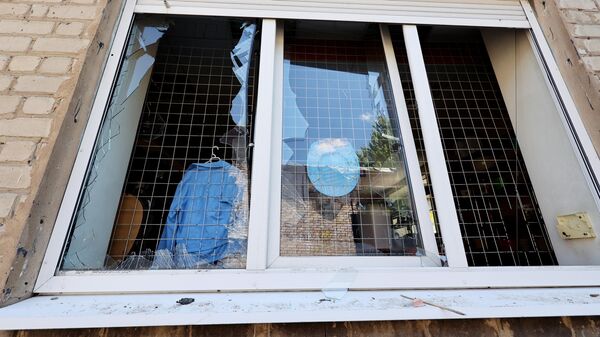 Выбитые стекла в окнах дома в результате обстрела ВСУ. Архивное фото