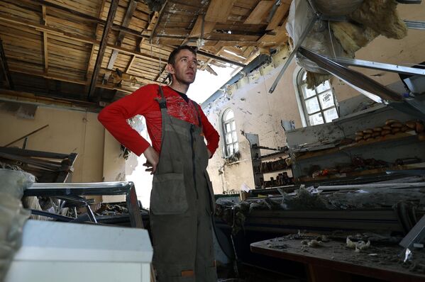 Мужчина в магазине в Куйбышевском районе Донецка, частично разрушенном в результате обстрела ВСУ