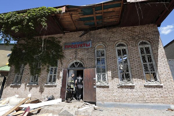 Магазин в Куйбышевском районе Донецка, частично разрушенный в результате обстрела ВСУ