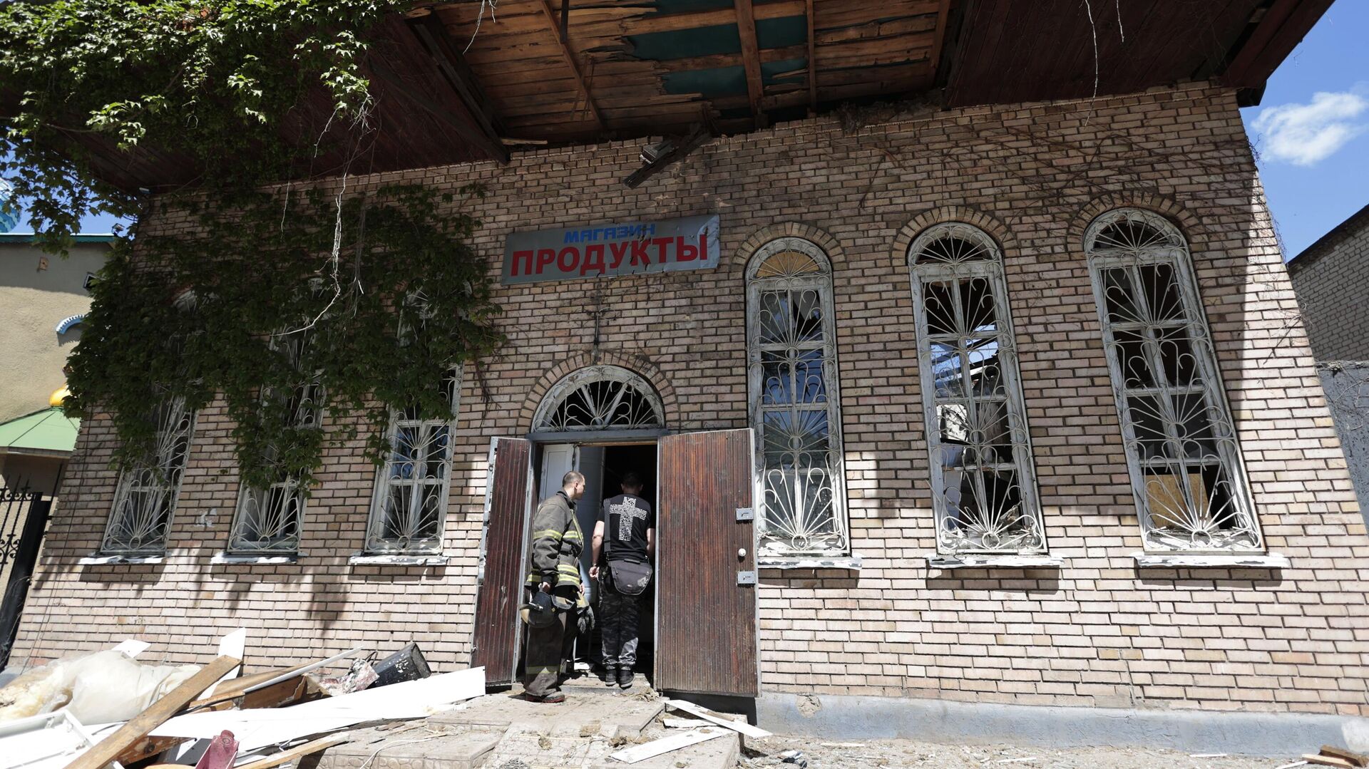 Магазин в Куйбышевском районе Донецка, частично разрушенный в результате обстрела ВСУ - РИА Новости, 1920, 17.05.2023