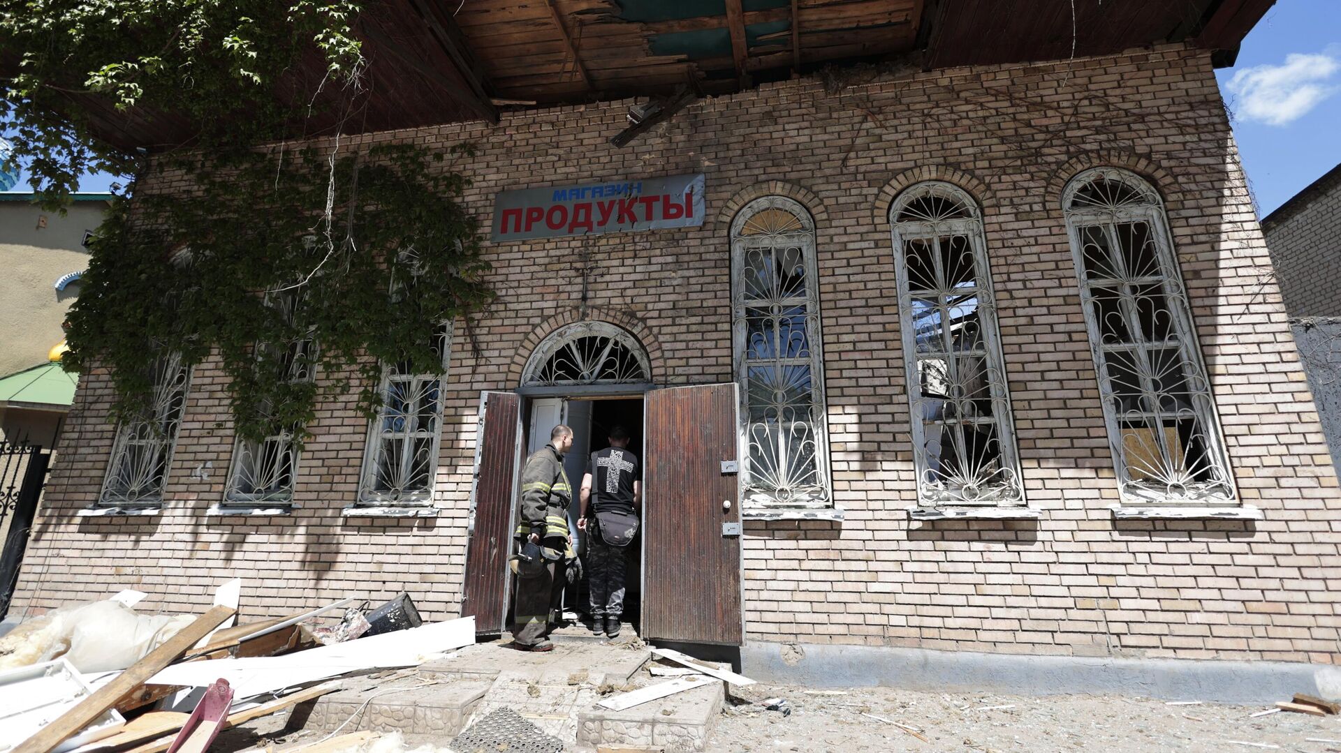 Магазин в Куйбышевском районе Донецка, частично разрушенный в результате обстрела ВСУ - РИА Новости, 1920, 22.05.2023